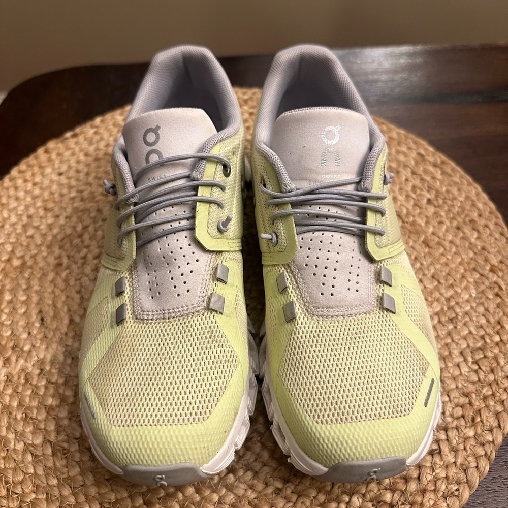 On Cloud Running Shoe Women’s size 7.5 Barely Worn